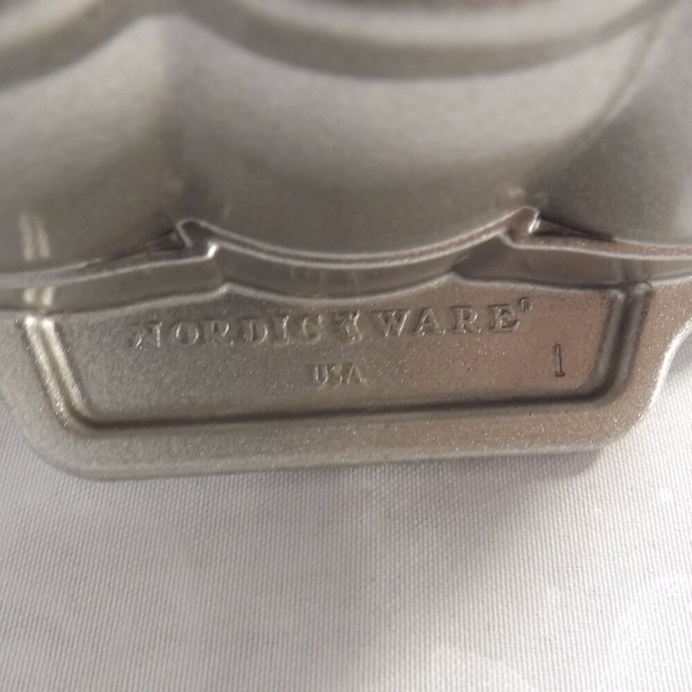 Vintage Gingerbread Loaf Pan, Nordic Ware, Heavy Cast Aluminum BAKEWARE - Picture 8 of 16